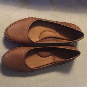 Born tan leather flats